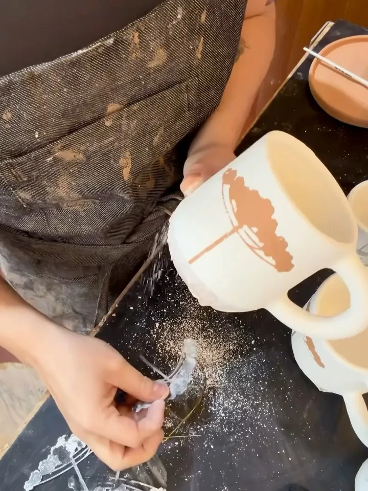 Desenho sendo entalhado na parede da caneca.